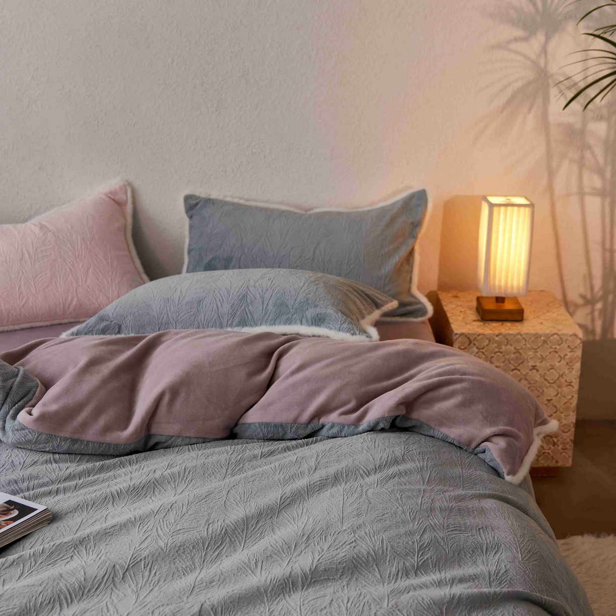91家纺网 家纺一手货源 找家纺 三味舒屋 2025新款雕花牛奶绒毛边款四件套 绒羽浮光 绒羽浮光-灰