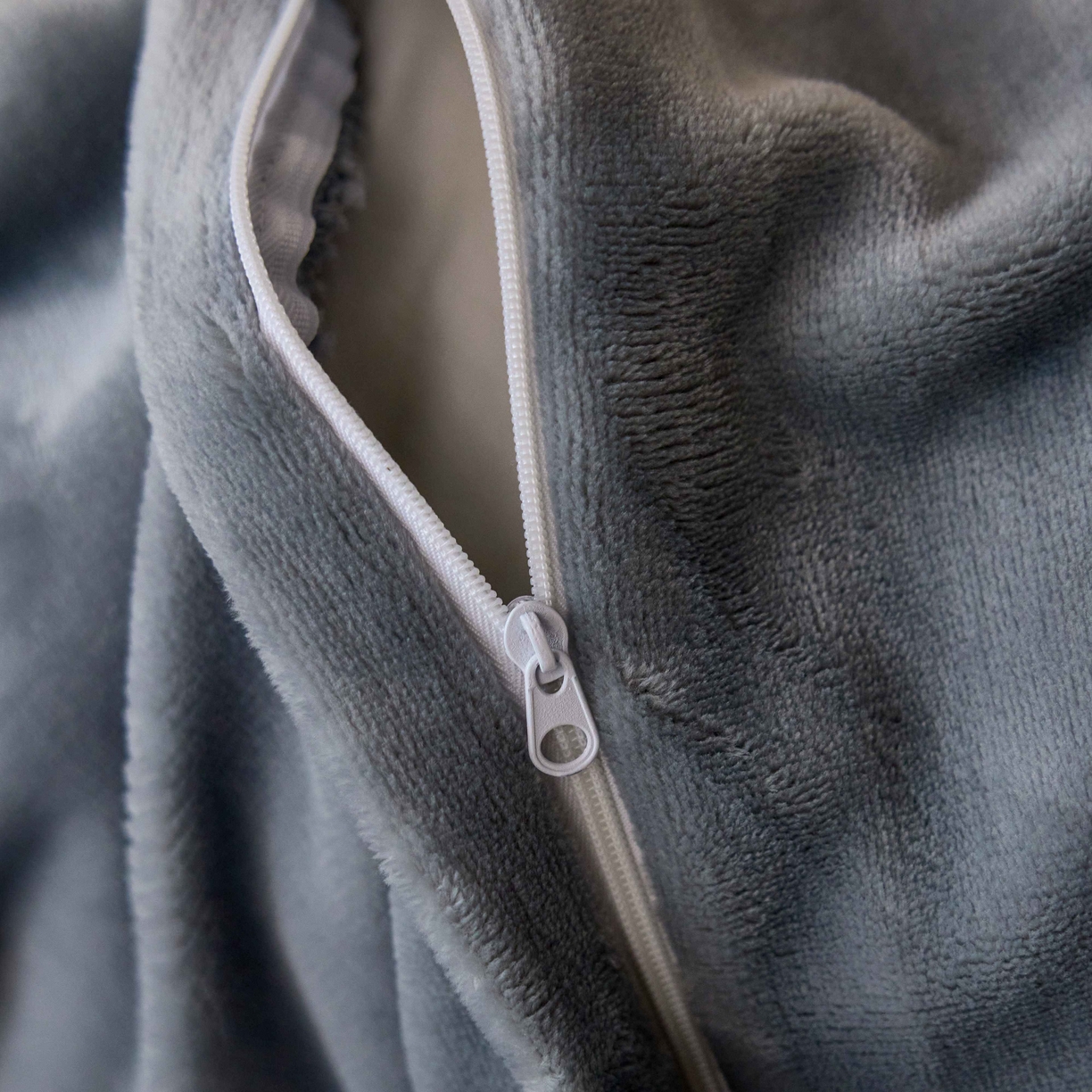 91家纺网 家纺一手货源 找家纺 三味舒屋 2025新款雕花牛奶绒毛边款四件套 绒羽浮光 绒羽浮光-灰