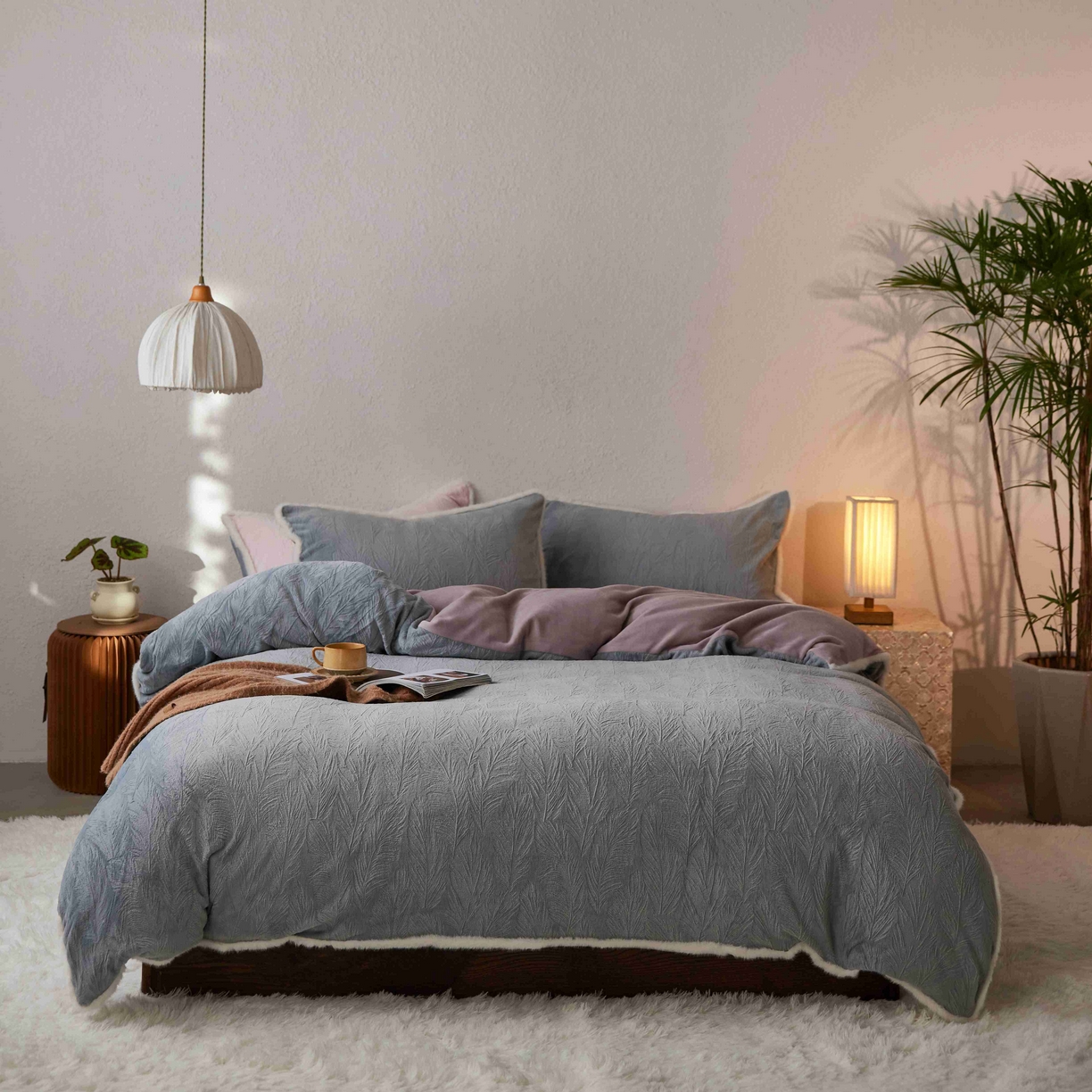 91家纺网 家纺一手货源 找家纺 三味舒屋 2025新款雕花牛奶绒毛边款四件套 绒羽浮光 绒羽浮光-灰