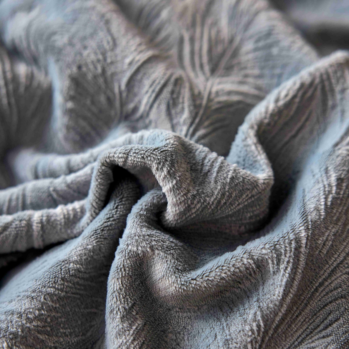 91家纺网 家纺一手货源 找家纺 三味舒屋 2025新款雕花牛奶绒毛边款四件套 绒羽浮光 绒羽浮光-灰