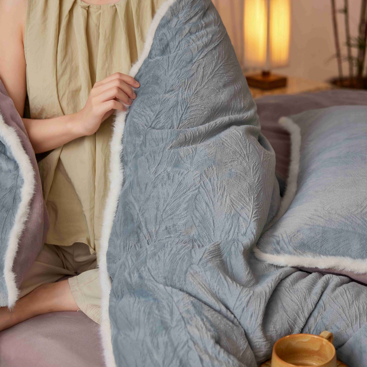 91家纺网 家纺一手货源 找家纺 三味舒屋 2025新款雕花牛奶绒毛边款四件套 绒羽浮光 绒羽浮光-灰