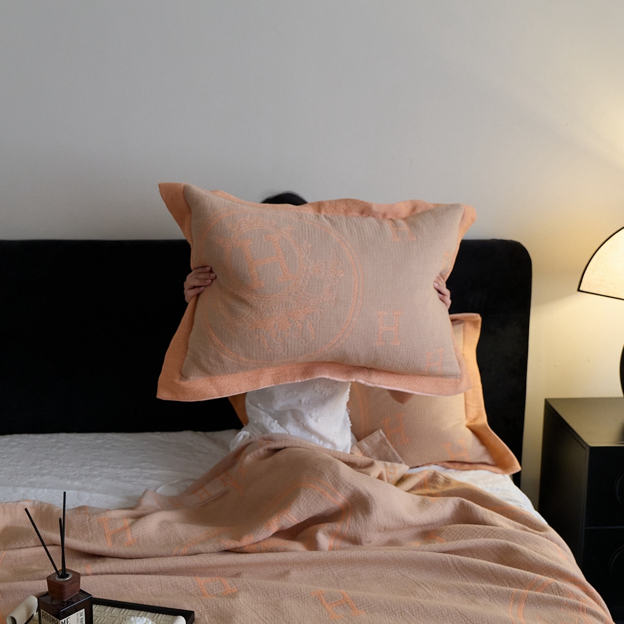 91家纺网 家纺一手货源 找家纺 沐瑟家纺 2025新款简约风多功能纱布盖毯纱布毯子毛巾被床盖沙发巾单毯枕巾枕套三件套 H橙色