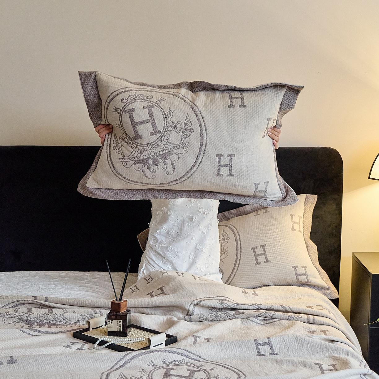 91家纺网 家纺一手货源 找家纺 沐瑟家纺 2025新款简约风多功能纱布盖毯纱布毯子毛巾被床盖沙发巾单毯枕巾枕套三件套 H咖色