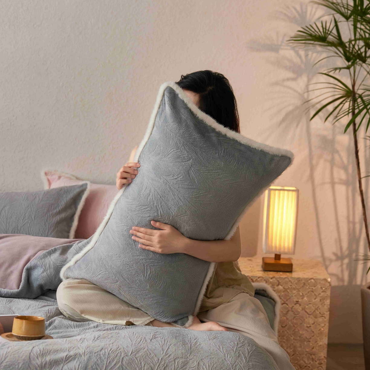 91家纺网 家纺一手货源 找家纺 三味舒屋 2025新款雕花牛奶绒毛边款四件套 绒羽浮光 绒羽浮光-灰