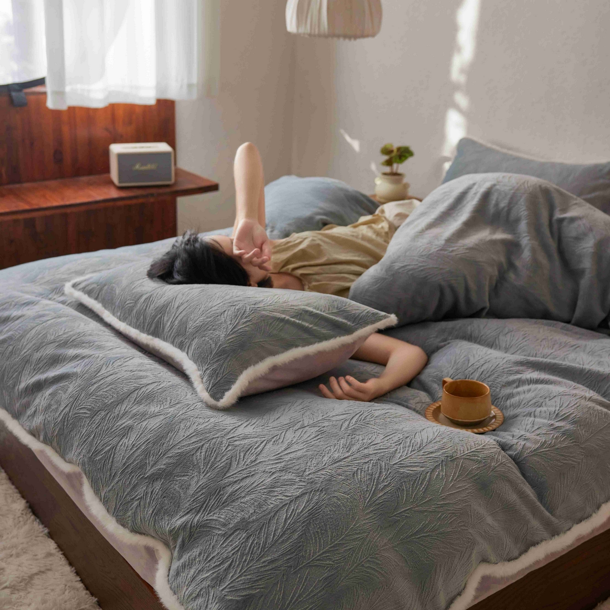 91家纺网 家纺一手货源 找家纺 三味舒屋 2025新款雕花牛奶绒毛边款四件套 绒羽浮光 绒羽浮光-灰