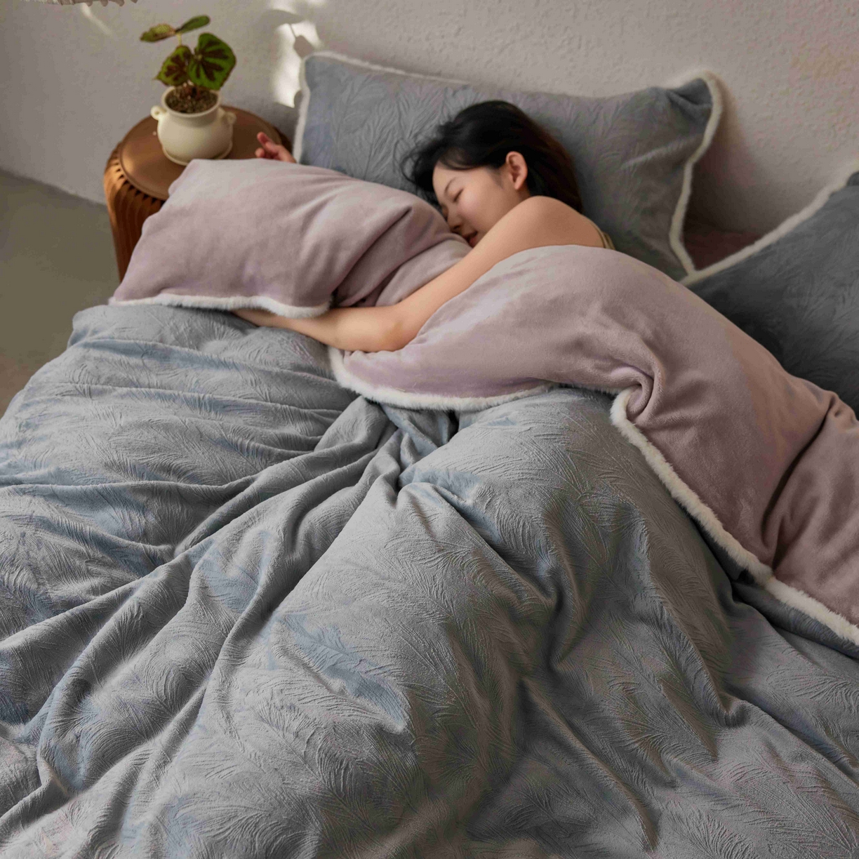 91家纺网 家纺一手货源 找家纺 三味舒屋 2025新款雕花牛奶绒毛边款四件套 绒羽浮光 绒羽浮光-灰