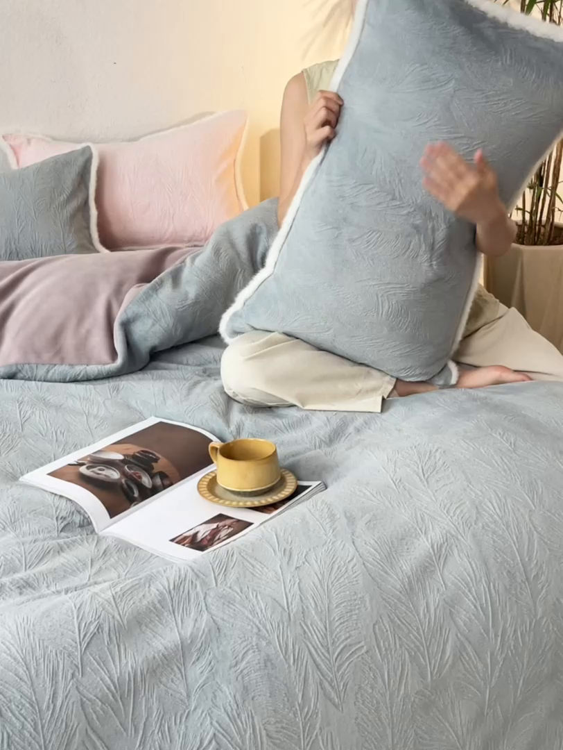 91家纺网 家纺一手货源 找家纺 三味舒屋 2025新款雕花牛奶绒毛边款四件套 绒羽浮光 绒羽浮光-灰