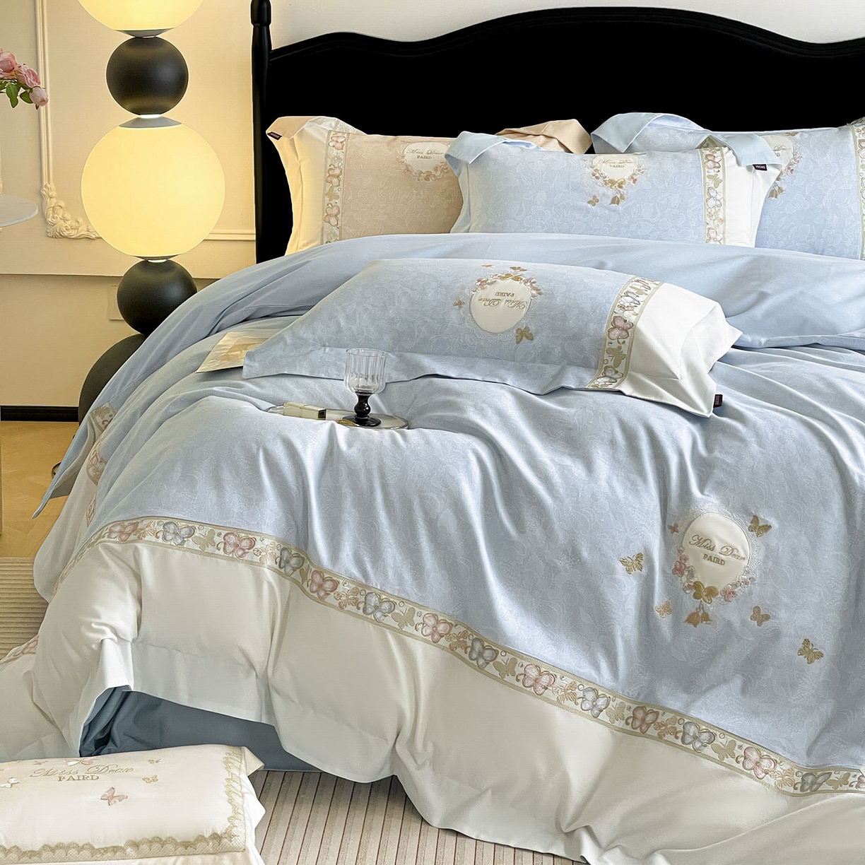 91家纺网 家纺一手货源 找家纺  2025新款轻奢风A类加厚全棉磨毛四件套纯棉重工刺绣保暖被套床单高级感床笠冬季床 罗薇-慕蓝