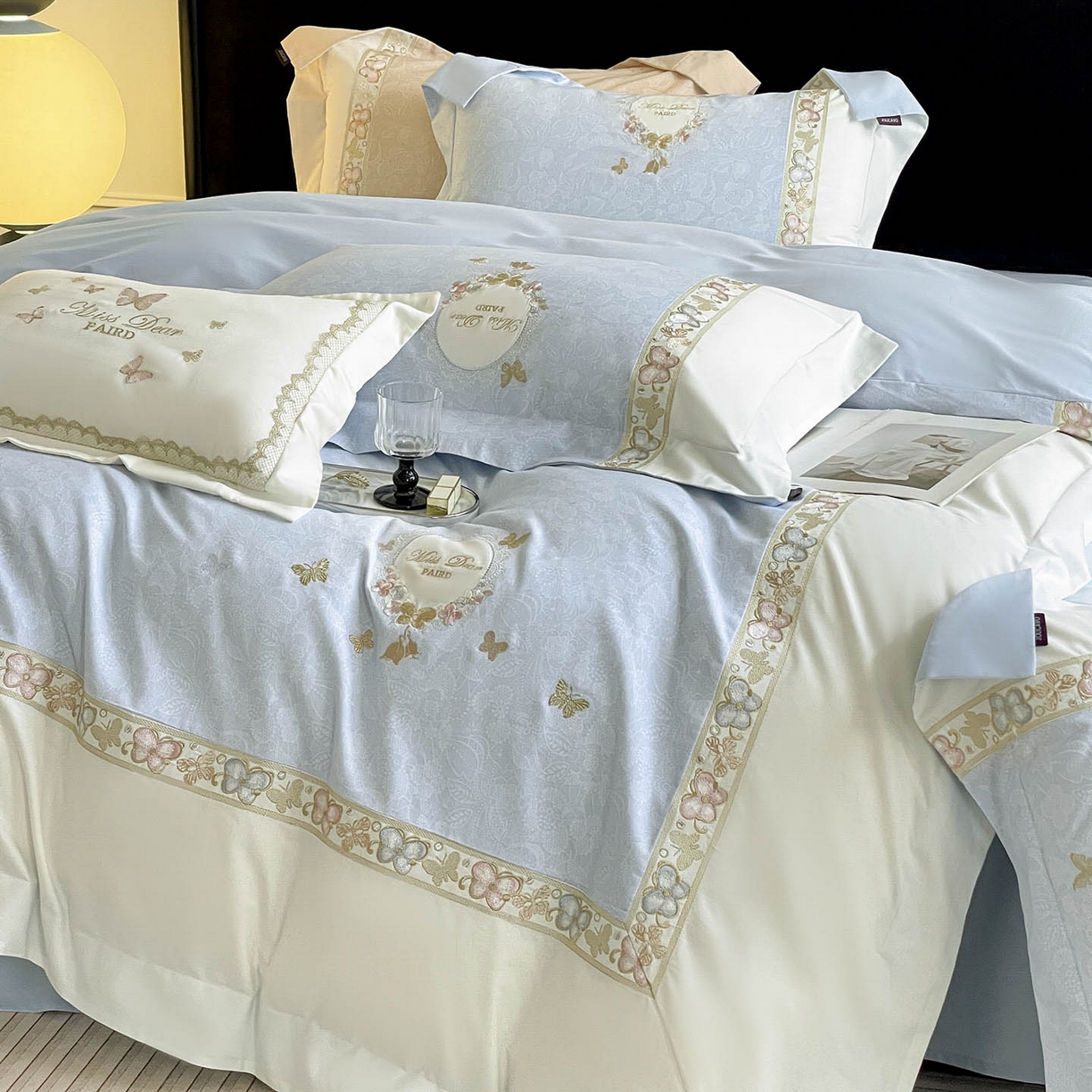 91家纺网 家纺一手货源 找家纺  2025新款轻奢风A类加厚全棉磨毛四件套纯棉重工刺绣保暖被套床单高级感床笠冬季床 罗薇-慕蓝