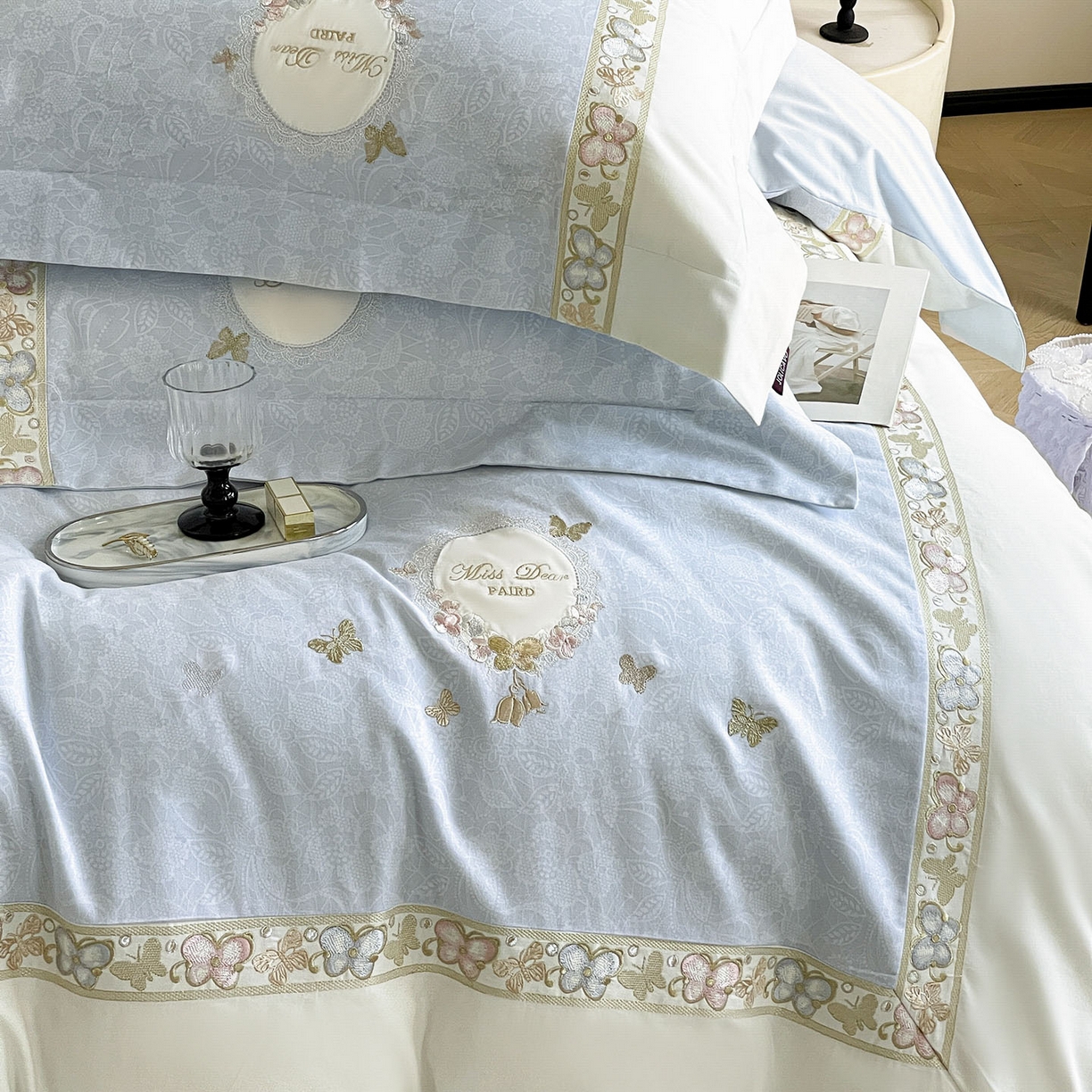 91家纺网 家纺一手货源 找家纺  2025新款轻奢风A类加厚全棉磨毛四件套纯棉重工刺绣保暖被套床单高级感床笠冬季床 罗薇-慕蓝