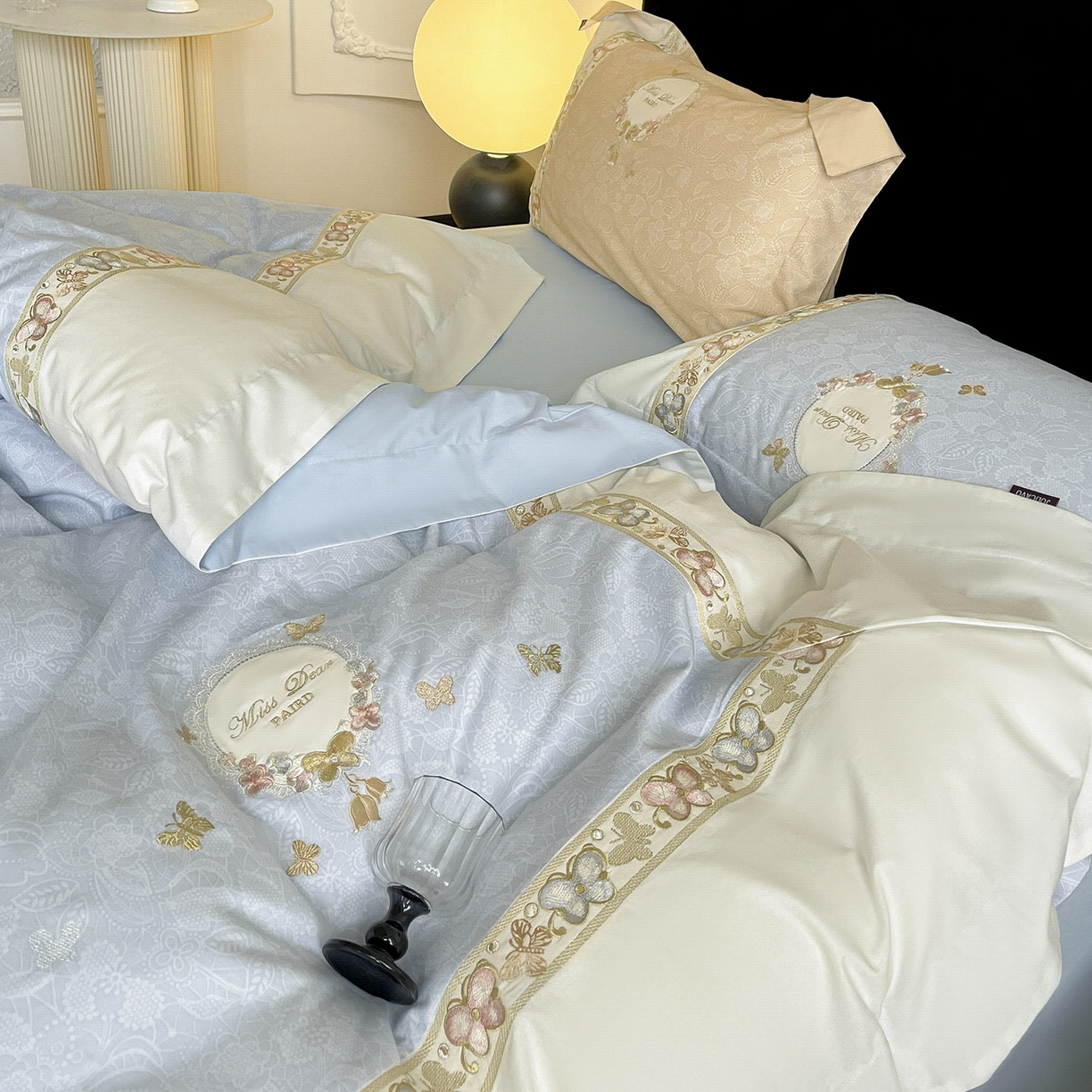 91家纺网 家纺一手货源 找家纺  2025新款轻奢风A类加厚全棉磨毛四件套纯棉重工刺绣保暖被套床单高级感床笠冬季床 罗薇-慕蓝