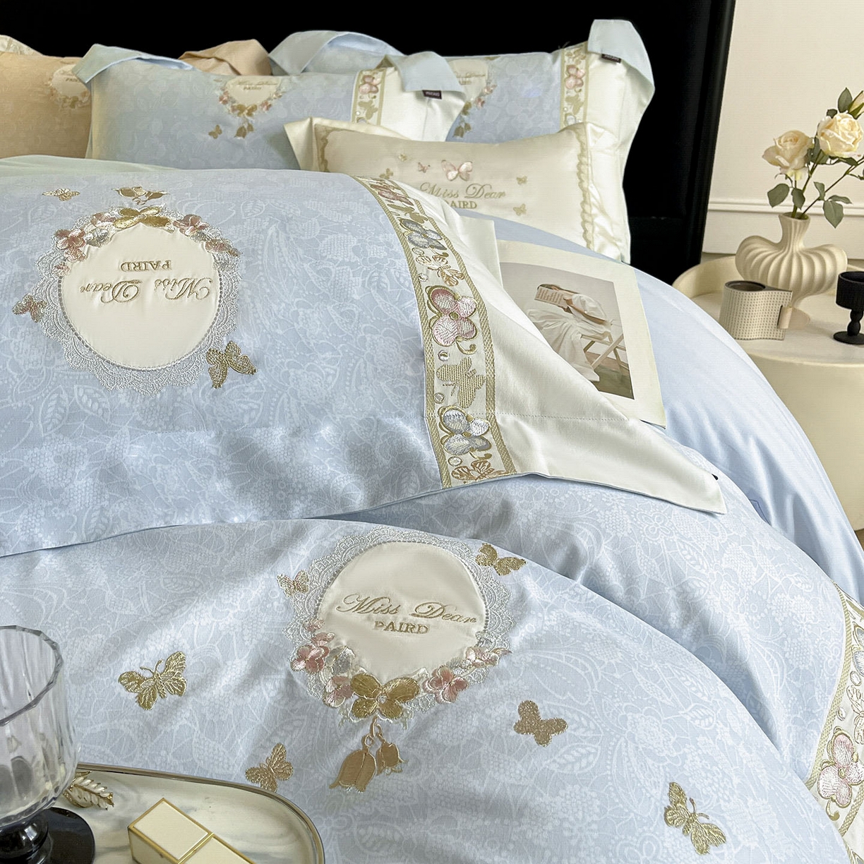 91家纺网 家纺一手货源 找家纺  2025新款轻奢风A类加厚全棉磨毛四件套纯棉重工刺绣保暖被套床单高级感床笠冬季床 罗薇-慕蓝