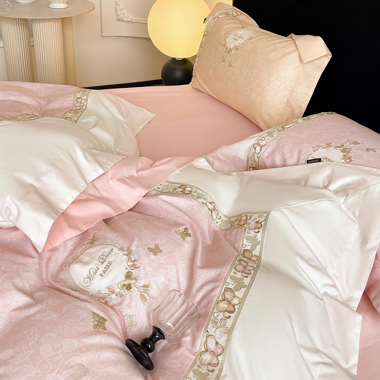 91家纺网 家纺一手货源 找家纺  2025新款轻奢风A类加厚全棉磨毛四件套纯棉重工刺绣保暖被套床单高级感床笠冬季床 罗薇-颜粉