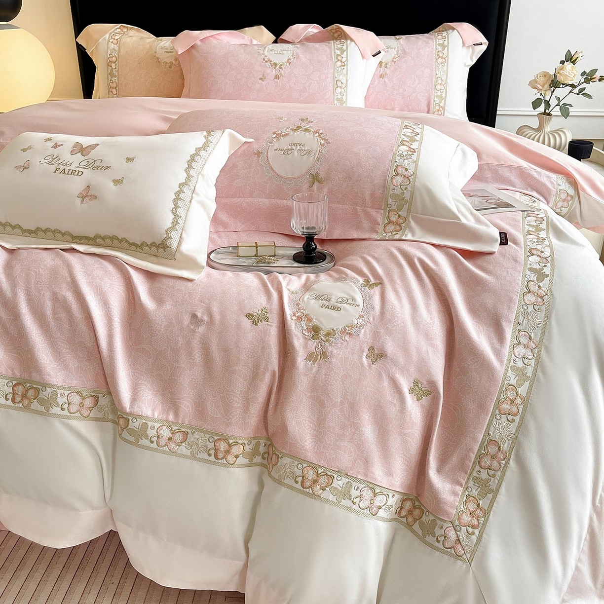 91家纺网 家纺一手货源 找家纺  2025新款轻奢风A类加厚全棉磨毛四件套纯棉重工刺绣保暖被套床单高级感床笠冬季床 罗薇-颜粉