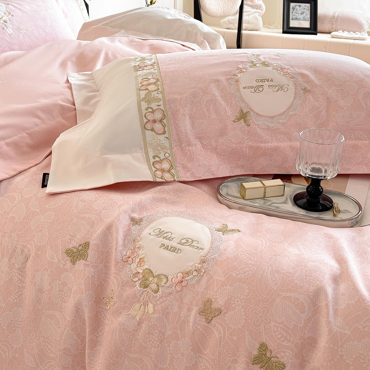 91家纺网 家纺一手货源 找家纺  2025新款轻奢风A类加厚全棉磨毛四件套纯棉重工刺绣保暖被套床单高级感床笠冬季床 罗薇-颜粉