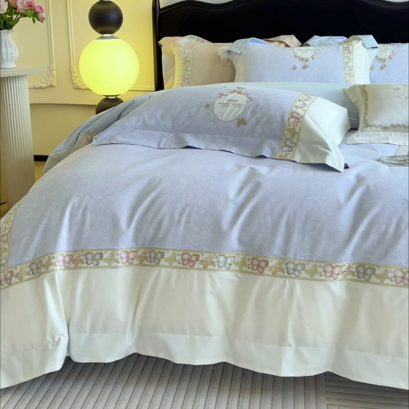 91家纺网 家纺一手货源 找家纺  2025新款轻奢风A类加厚全棉磨毛四件套纯棉重工刺绣保暖被套床单高级感床笠冬季床 罗薇-慕蓝