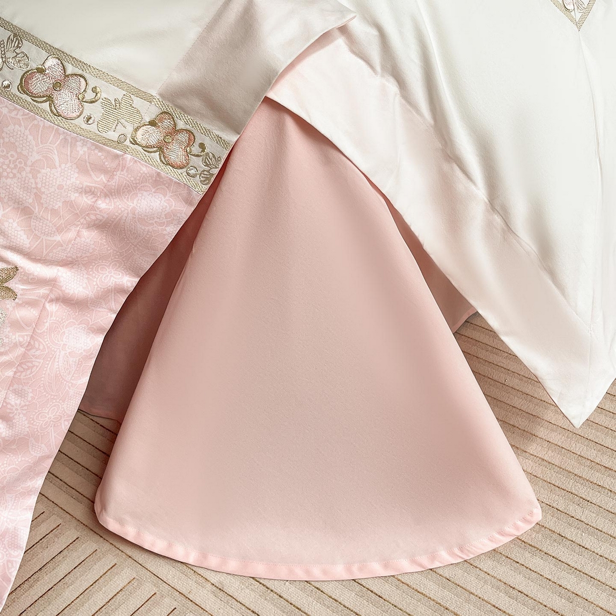 91家纺网 家纺一手货源 找家纺  2025新款轻奢风A类加厚全棉磨毛四件套纯棉重工刺绣保暖被套床单高级感床笠冬季床 罗薇-颜粉