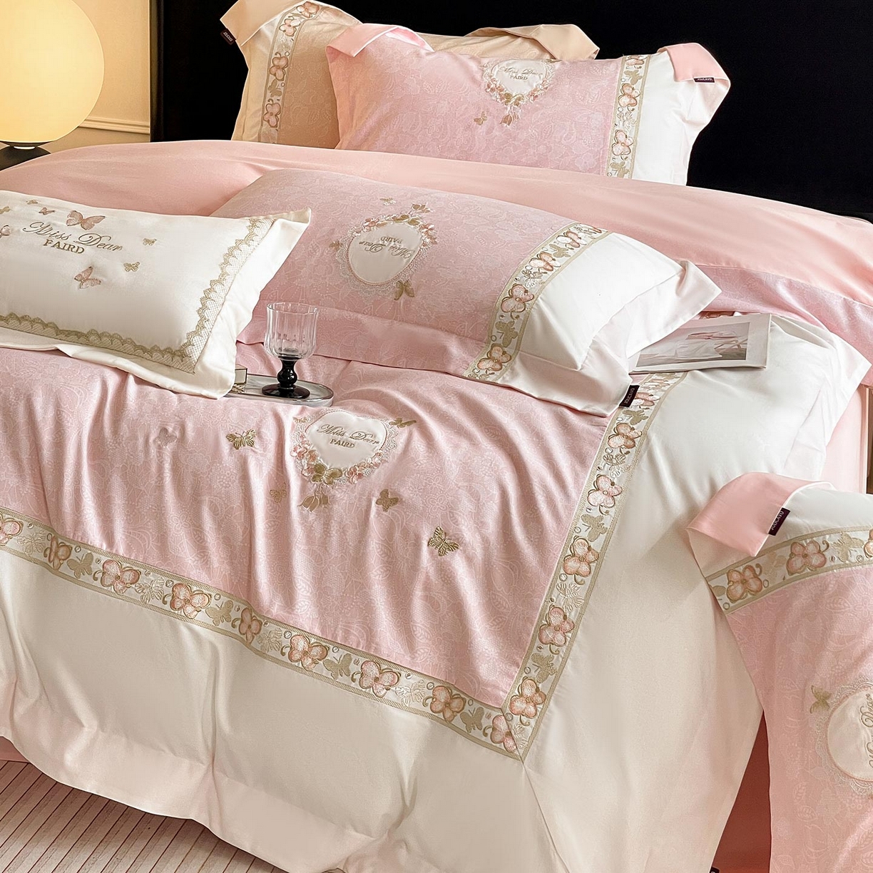 91家纺网 家纺一手货源 找家纺  2025新款轻奢风A类加厚全棉磨毛四件套纯棉重工刺绣保暖被套床单高级感床笠冬季床 罗薇-颜粉