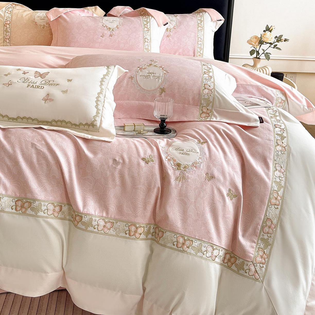 91家纺网 家纺一手货源 找家纺  2025新款轻奢风A类加厚全棉磨毛四件套纯棉重工刺绣保暖被套床单高级感床笠冬季床 罗薇-颜粉