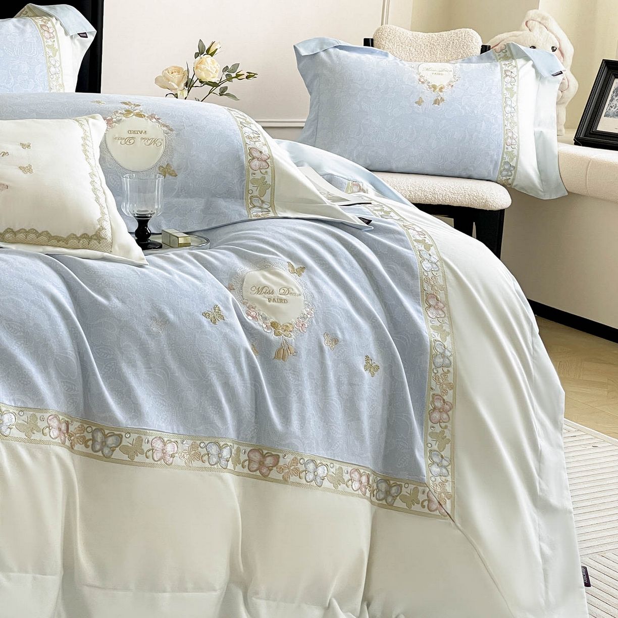 91家纺网 家纺一手货源 找家纺  2025新款轻奢风A类加厚全棉磨毛四件套纯棉重工刺绣保暖被套床单高级感床笠冬季床 罗薇-慕蓝