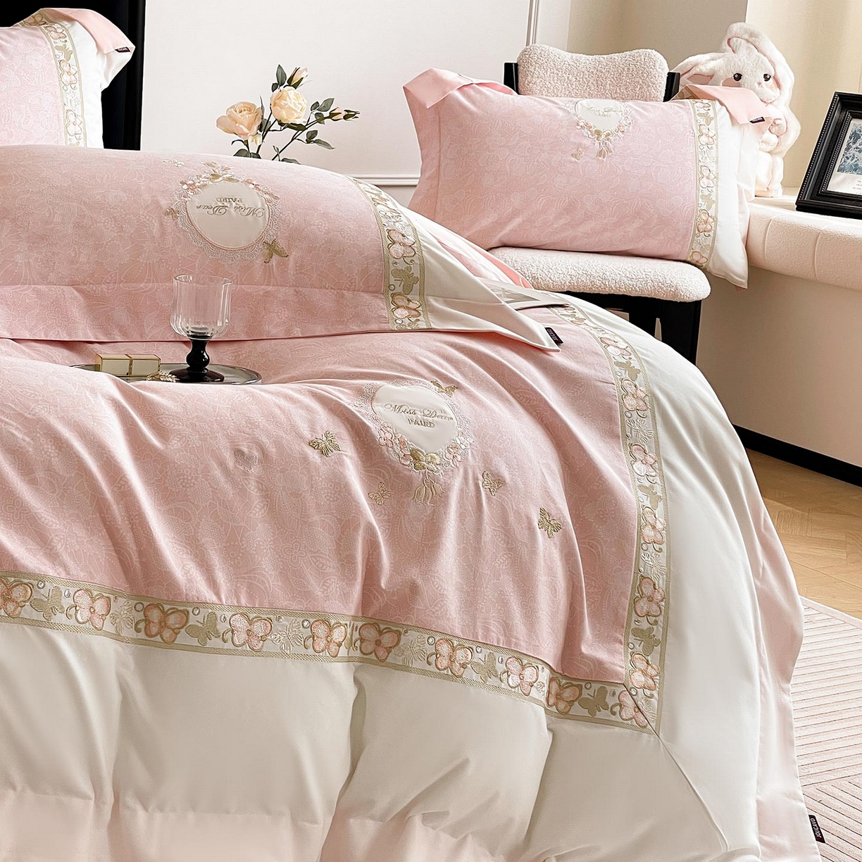 91家纺网 家纺一手货源 找家纺  2025新款轻奢风A类加厚全棉磨毛四件套纯棉重工刺绣保暖被套床单高级感床笠冬季床 罗薇-颜粉