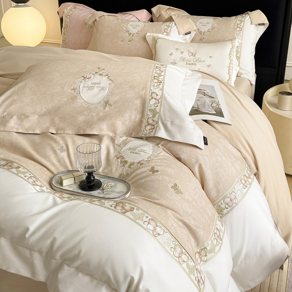 91家纺网 家纺一手货源 找家纺  2025新款轻奢风A类加厚全棉磨毛四件套纯棉重工刺绣保暖被套床单高级感床笠冬季床 罗薇-暖棕