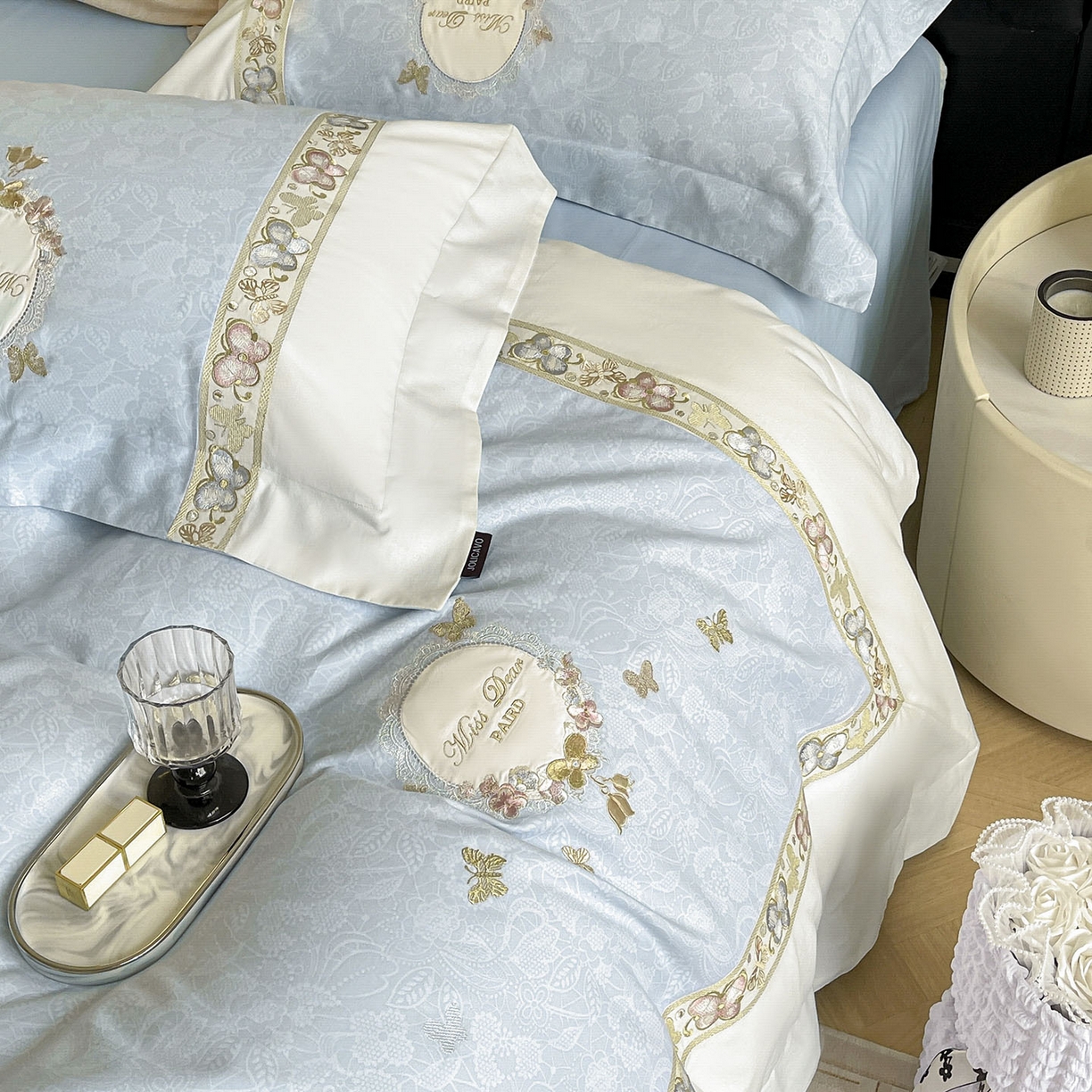 91家纺网 家纺一手货源 找家纺  2025新款轻奢风A类加厚全棉磨毛四件套纯棉重工刺绣保暖被套床单高级感床笠冬季床 罗薇-慕蓝