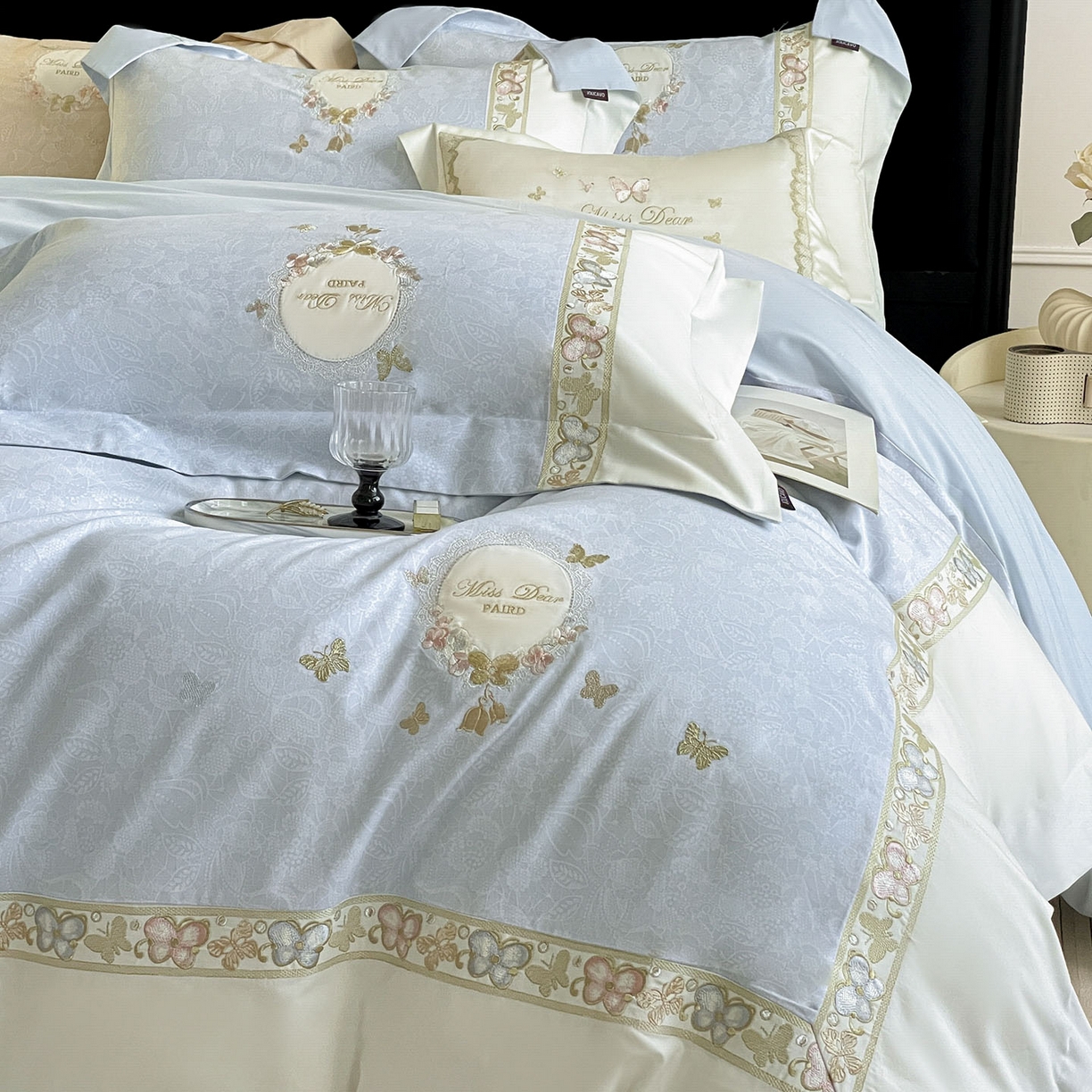 91家纺网 家纺一手货源 找家纺  2025新款轻奢风A类加厚全棉磨毛四件套纯棉重工刺绣保暖被套床单高级感床笠冬季床 罗薇-慕蓝