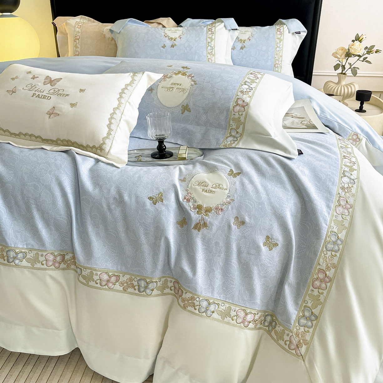 91家纺网 家纺一手货源 找家纺  2025新款轻奢风A类加厚全棉磨毛四件套纯棉重工刺绣保暖被套床单高级感床笠冬季床 罗薇-慕蓝