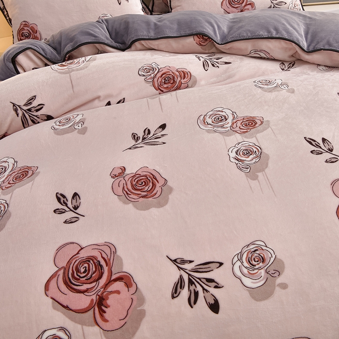 91家纺网 家纺一手货源 找家纺 佳一 2025新款高克重8-9斤 印花牛奶绒四件套 爱丽丝