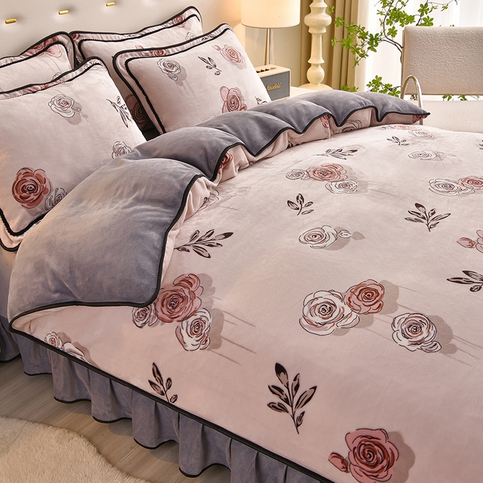 91家纺网 家纺一手货源 找家纺 佳一 2025新款高克重8-9斤 印花牛奶绒四件套 爱丽丝