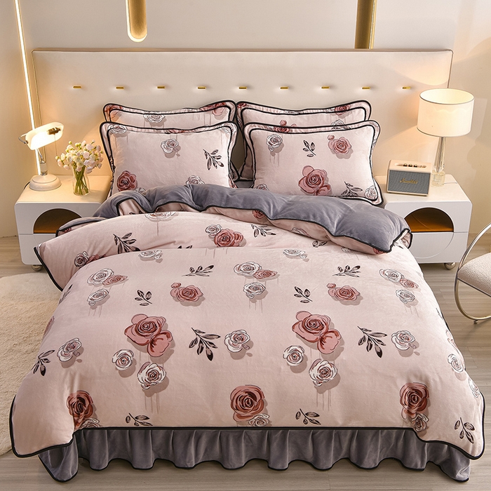 91家纺网 家纺一手货源 找家纺 佳一 2025新款高克重8-9斤 印花牛奶绒四件套 爱丽丝