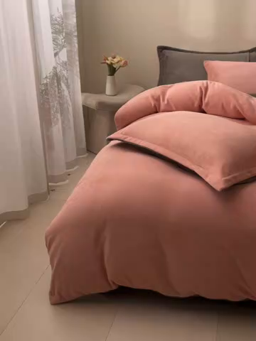 91家纺网 家纺一手货源 找家纺 （总）鑫琪莱家纺 2025新款高克重牛奶绒双拼四件套