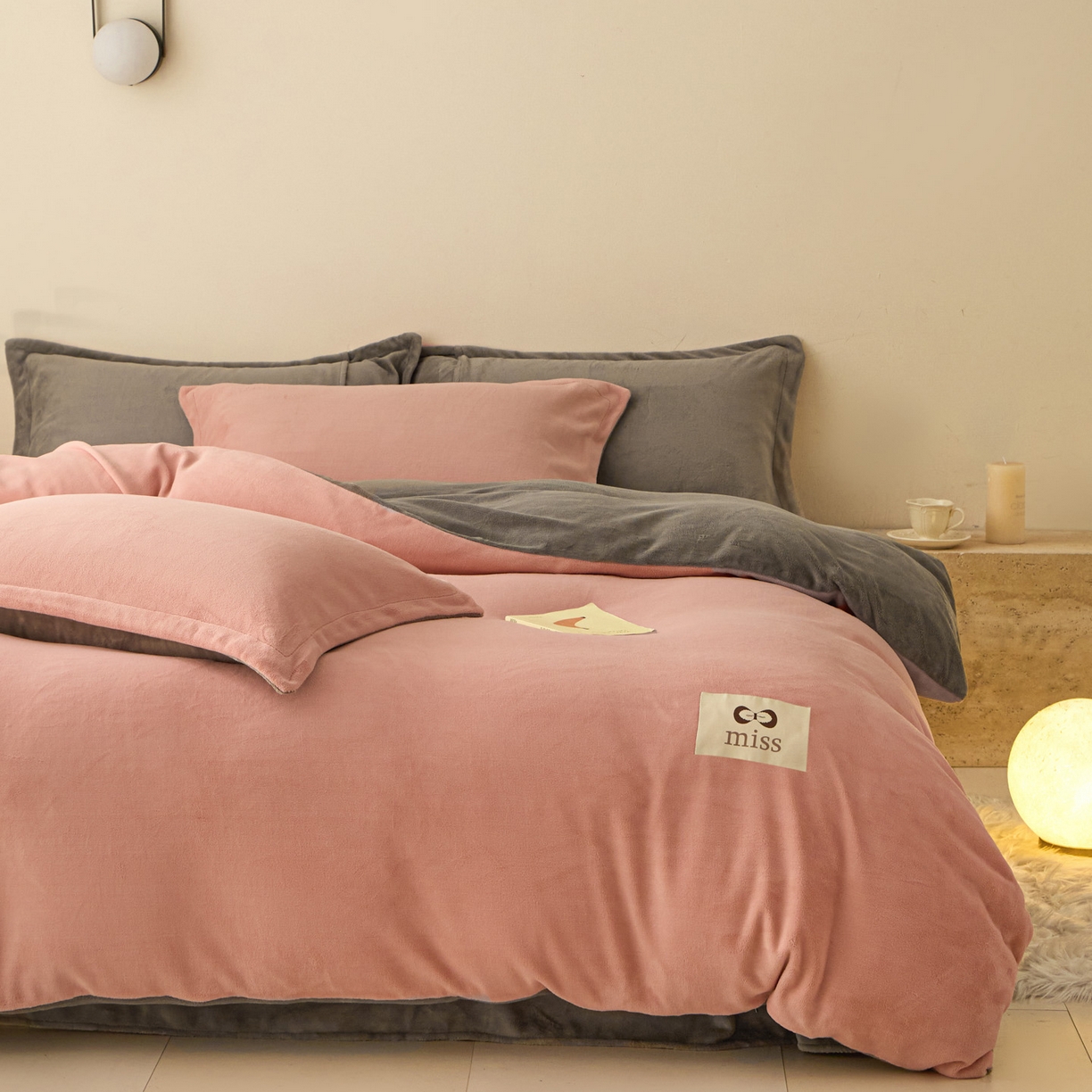 91家纺网 家纺一手货源 找家纺 鑫琪莱家纺 2025新款高克重牛奶绒双拼四件套 浅豆沙暮色灰