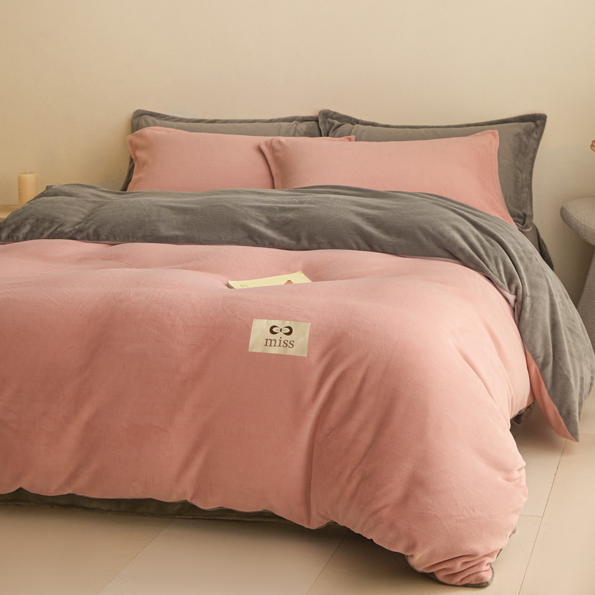 91家纺网 家纺一手货源 找家纺 鑫琪莱家纺 2025新款高克重牛奶绒双拼四件套 浅豆沙暮色灰