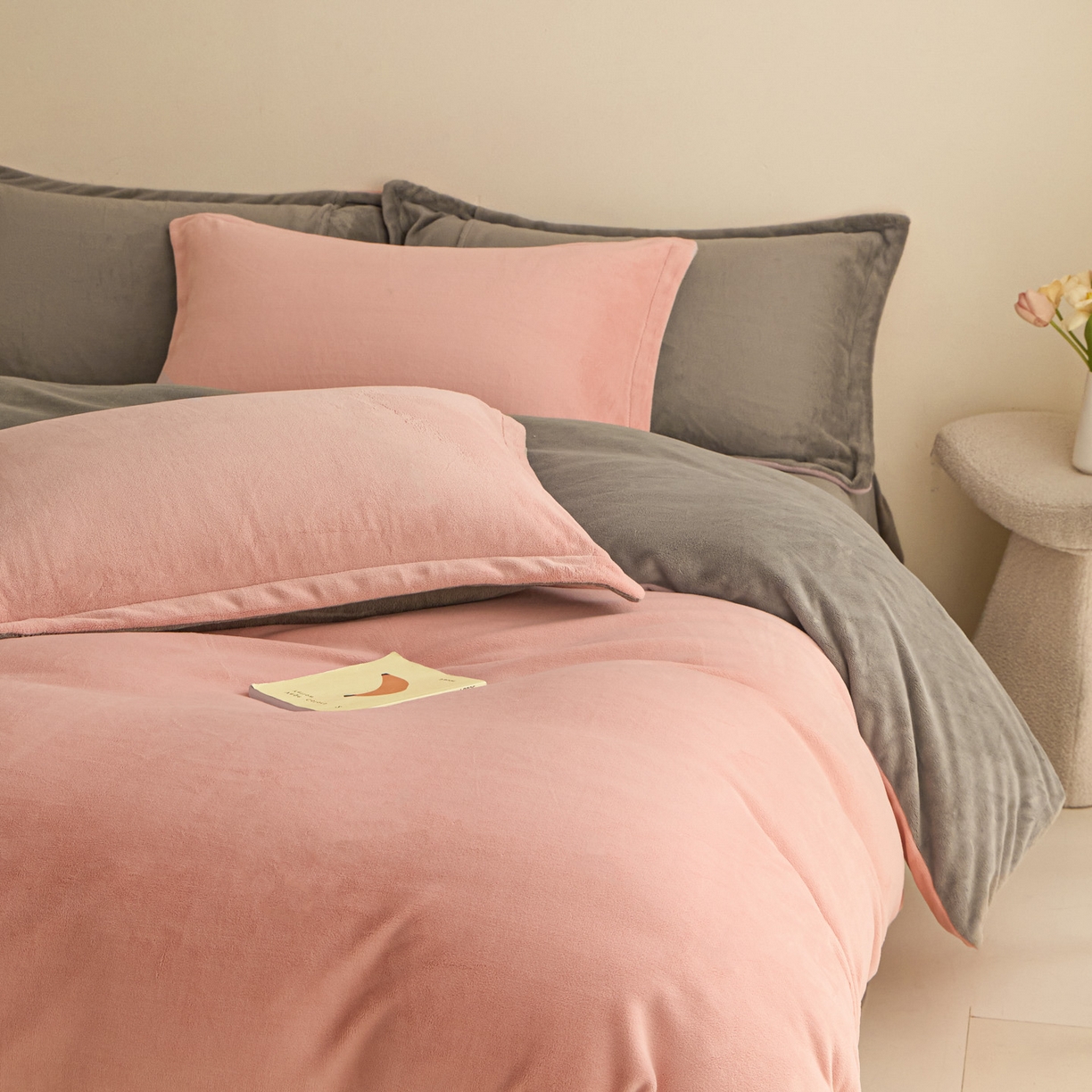 91家纺网 家纺一手货源 找家纺 鑫琪莱家纺 2025新款高克重牛奶绒双拼四件套 浅豆沙暮色灰