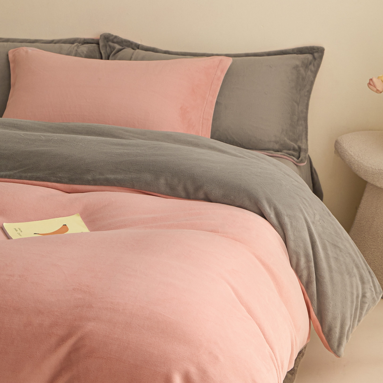 91家纺网 家纺一手货源 找家纺 鑫琪莱家纺 2025新款高克重牛奶绒双拼四件套 浅豆沙暮色灰