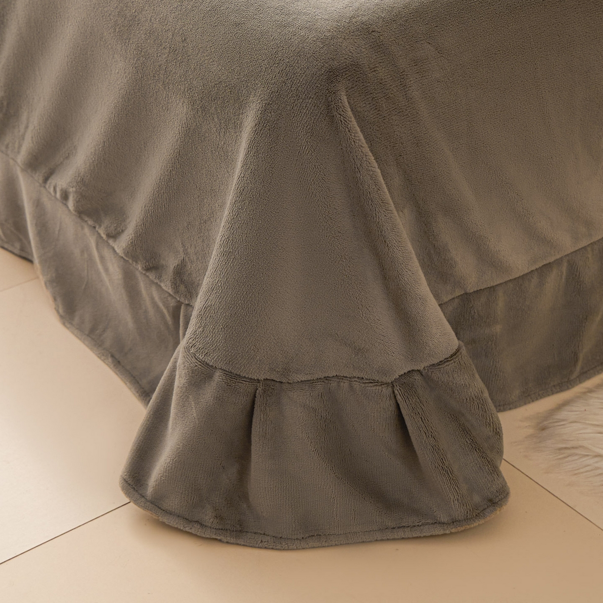 91家纺网 家纺一手货源 找家纺 鑫琪莱家纺 2025新款高克重牛奶绒双拼四件套 浅豆沙暮色灰