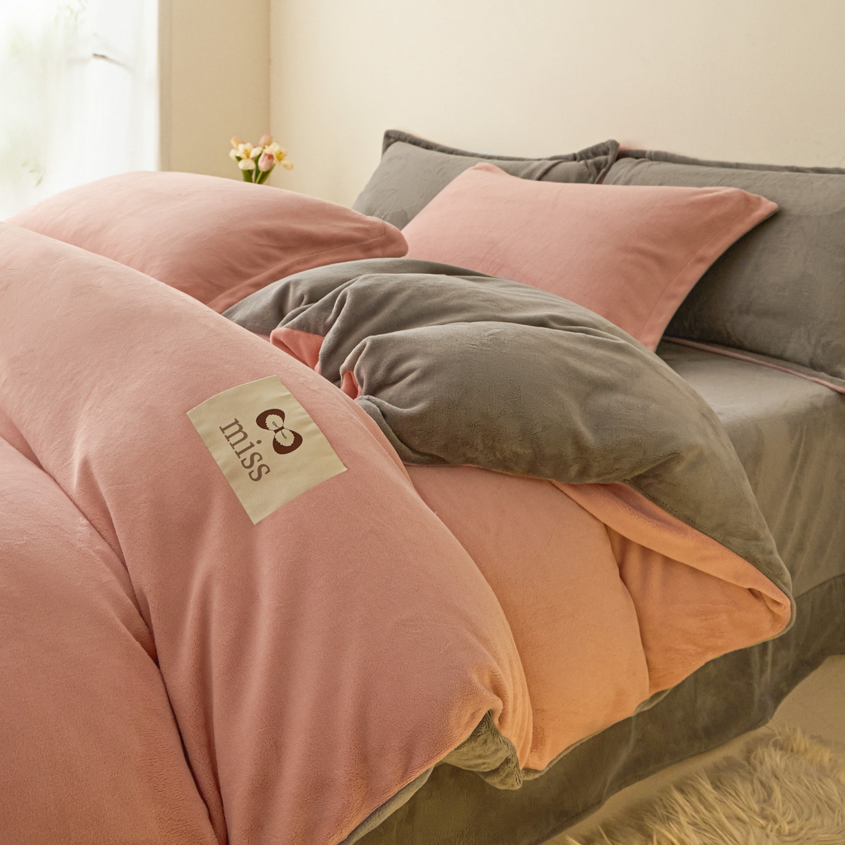 91家纺网 家纺一手货源 找家纺 鑫琪莱家纺 2025新款高克重牛奶绒双拼四件套 浅豆沙暮色灰