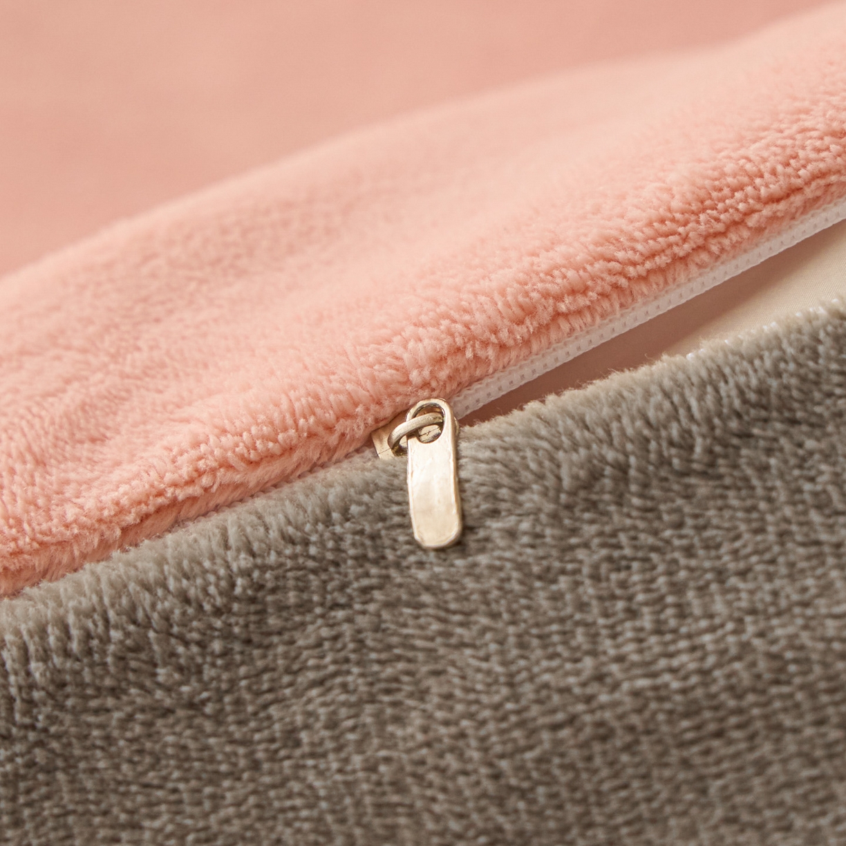 91家纺网 家纺一手货源 找家纺 鑫琪莱家纺 2025新款高克重牛奶绒双拼四件套 浅豆沙暮色灰