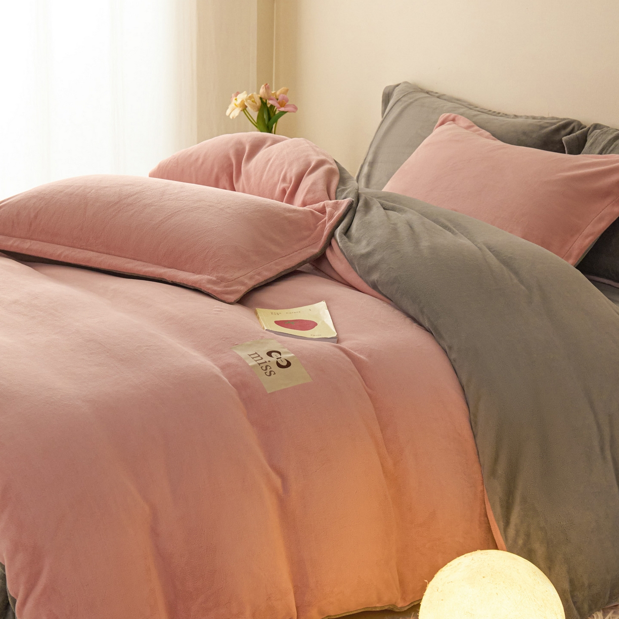 91家纺网 家纺一手货源 找家纺 鑫琪莱家纺 2025新款高克重牛奶绒双拼四件套 浅豆沙暮色灰