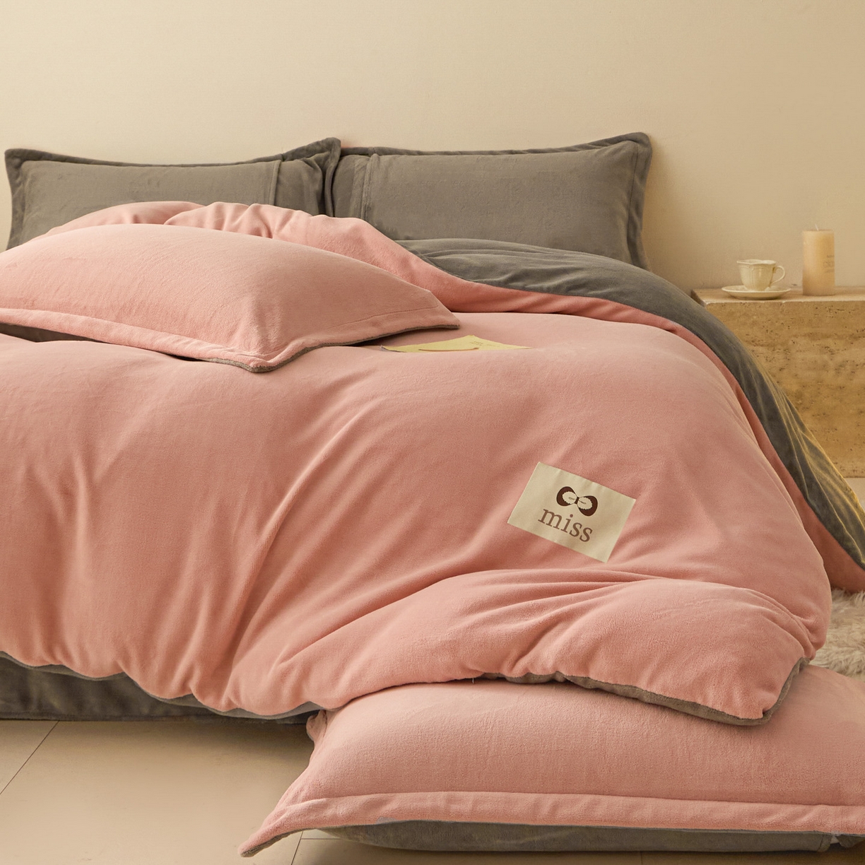 91家纺网 家纺一手货源 找家纺 鑫琪莱家纺 2025新款高克重牛奶绒双拼四件套 浅豆沙暮色灰