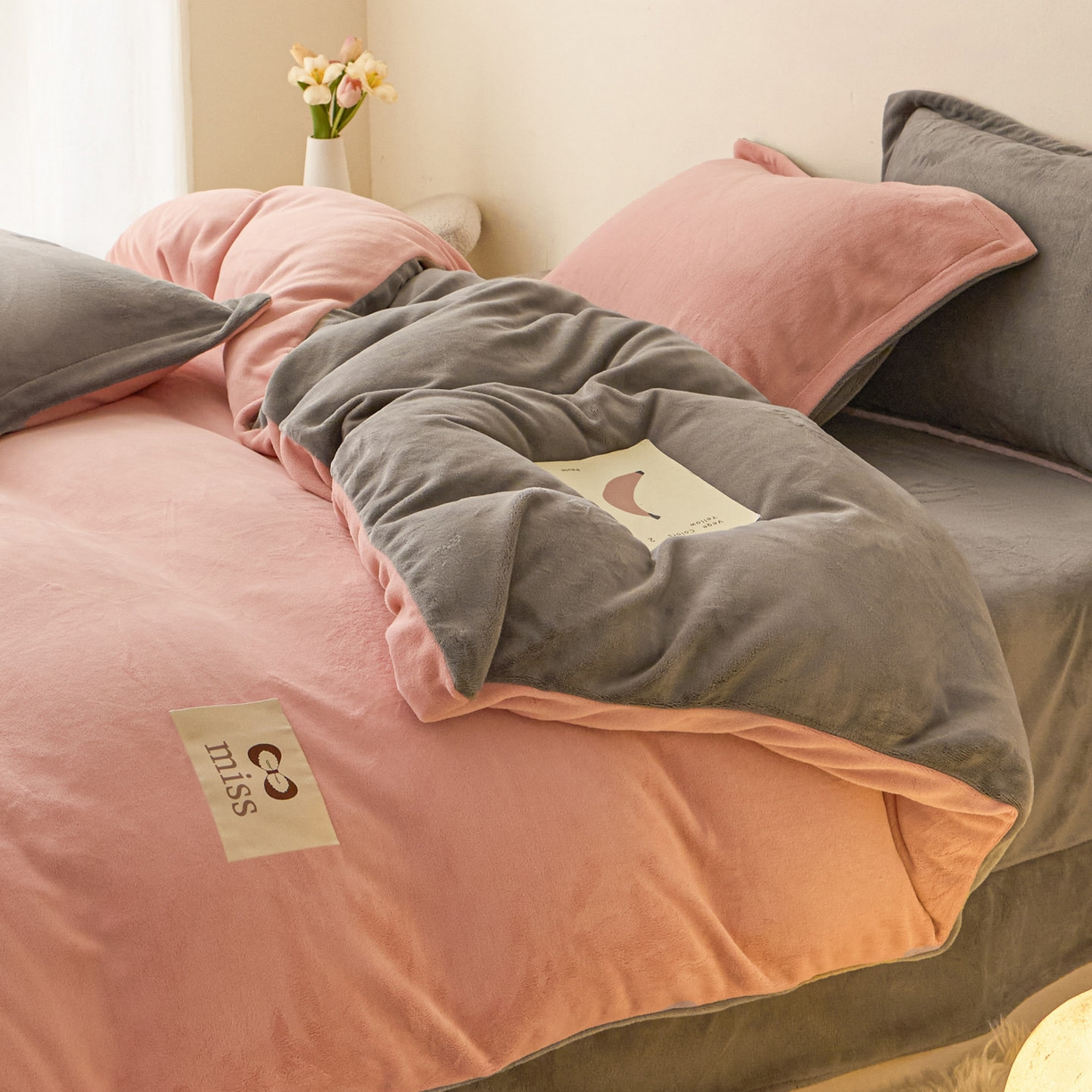 91家纺网 家纺一手货源 找家纺 鑫琪莱家纺 2025新款高克重牛奶绒双拼四件套 浅豆沙暮色灰