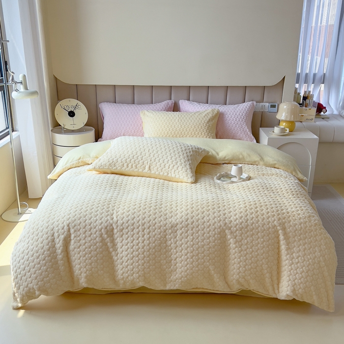 91家纺网 家纺一手货源 找家纺 （总）印季家纺 2025新款爱心款压花兔毛绒四件套