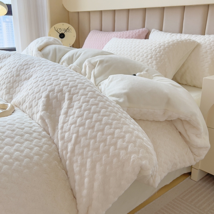 91家纺网 家纺一手货源 找家纺 （总）印季家纺 2025新款爱心款压花兔毛绒四件套