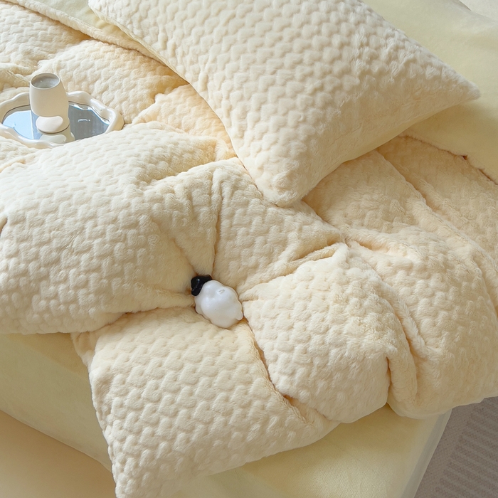 91家纺网 家纺一手货源 找家纺 （总）印季家纺 2025新款爱心款压花兔毛绒四件套