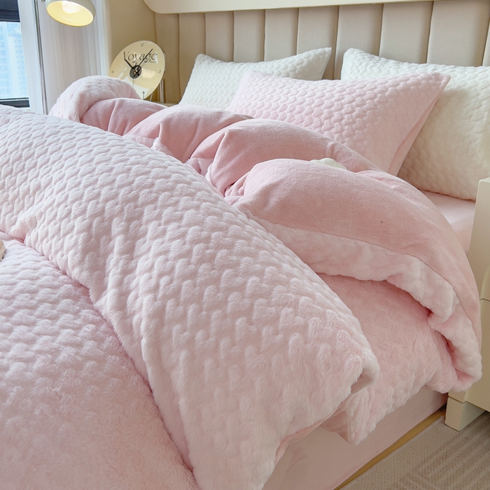 91家纺网 家纺一手货源 找家纺 （总）印季家纺 2025新款爱心款压花兔毛绒四件套