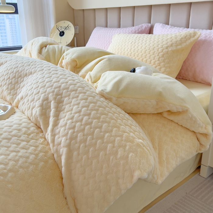 91家纺网 家纺一手货源 找家纺 （总）印季家纺 2025新款爱心款压花兔毛绒四件套