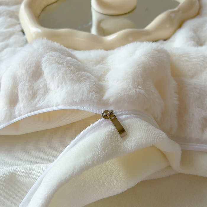 91家纺网 家纺一手货源 找家纺 印季家纺 2025新款爱心款压花兔毛绒四件套 奶白