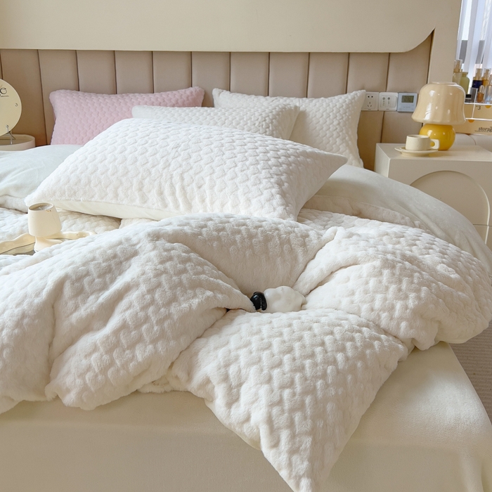 91家纺网 家纺一手货源 找家纺 印季家纺 2025新款爱心款压花兔毛绒四件套 奶白